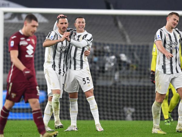 Serie A: il derby di Torino si tinge di bianconero (top e flop)