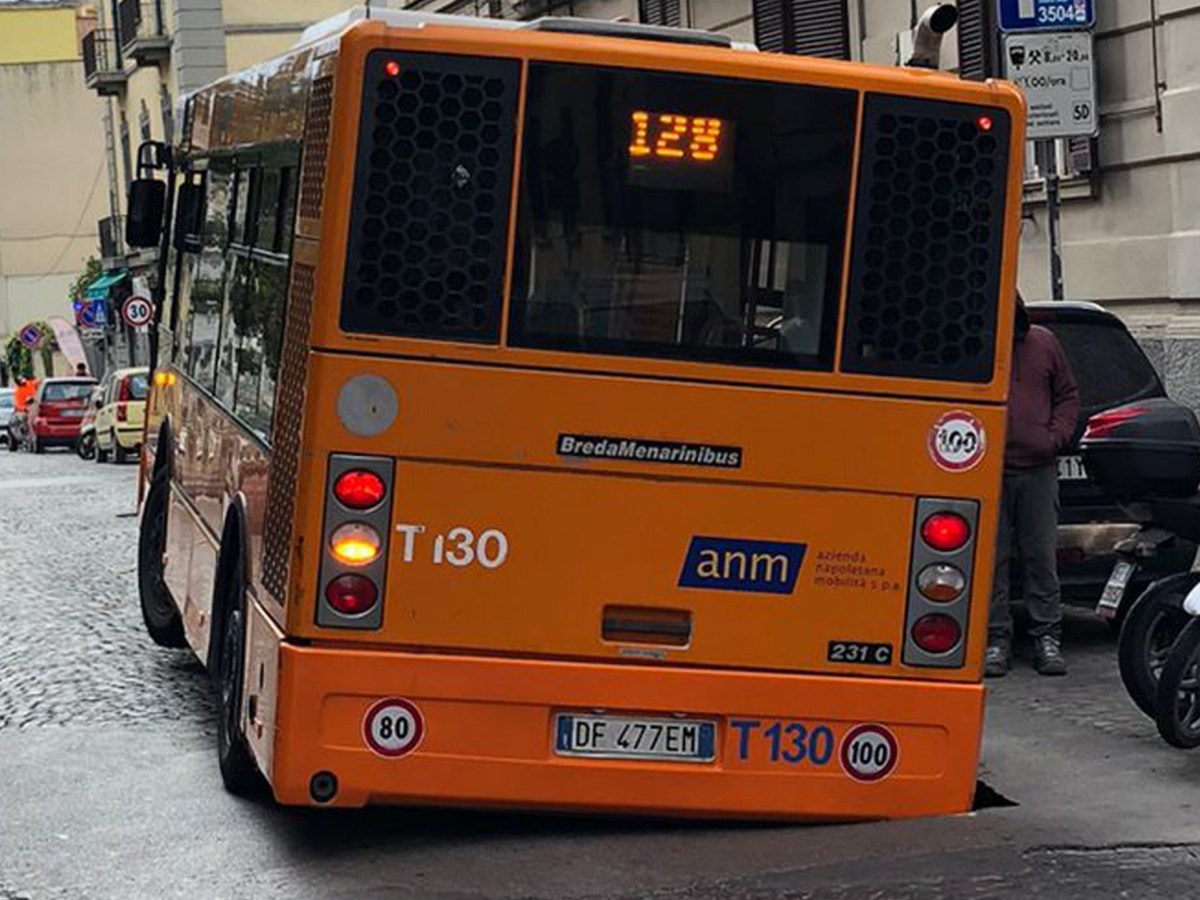 Napoli: bus sprofonda in una voragine, paura a bordo