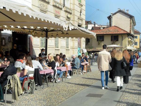 La Lombardia in zona arancione rinforzato a mezzanotte, scuole chiuse